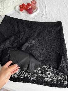 SHEIN EZwear تنورة لون سادة بخطوط الدانتيل قصيرة، جذابة وبسيطة، مناسبة للمواعيد والحفلات وعيد الحب، للربيع والصيف - الأسود - مشاهدة 7