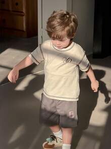 DAZY Camiseta de manga corta con cuello redondo, costuras de contraste y estampado de letras para niños pequeños, verano - Caqui - Ver 5