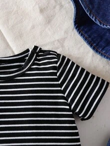 SHEIN Bộ áo liền thân cho bé sơ sinh màu xanh dương dễ thương thêu hình gấu, có túi, dây đeo điều chỉnh được, áo thun tay ngắn cổ tròn kẻ sọc đen trắng, trang phục thoải mái, mềm mại, thường ngày cho các hoạt động mùa xuân/hè, kỳ nghỉ và quà tặng. - Màu xanh lam - Xem 3