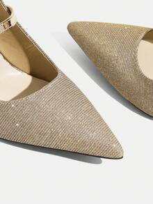 CUCCOO TILAWA Một đôi sandal cao gót mũi nhọn thanh lịch, chất liệu kim loại sáng bóng, mang đến vẻ sang trọng và duyên dáng. Thiết kế gót mảnh giúp tôn dáng, phù hợp cho công sở, đám cưới, tiệc tùng và thể hiện phong cách tinh tế độc đáo. - Rượu sâm banh - Xem 5