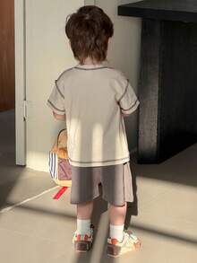 DAZY Camiseta de manga corta con cuello redondo, costuras de contraste y estampado de letras para niños pequeños, verano - Caqui - Ver 7