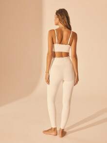 Aralina Bộ đồ thể thao nữ màu trơn, gồm áo hai dây và quần legging có bèo nhún ở gấu. - trắng - Xem 2
