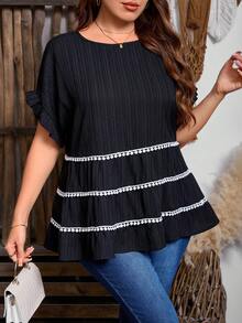 EMERY ROSE Atasan Hitam Ukuran Plus yang Elegan dengan Leher Bulat, Lengan Pendek Model Batwing, dan Aksen Geometris Berumbai. Blus Hitam Terbaru untuk Wanita Ukuran Plus. - Hitam - View 4