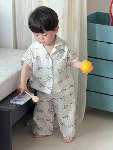 DAZY 2 piezas Conjunto de camisa con cuello y pantalones con estampado de dibujos animados para niños pequeños, ropa cómoda para el hogar - Blanco - Ver 6