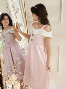 这款甜美迷人的女童连衣裙，采用光泽柔滑的缎面面料，质地柔软垂坠，单肩领口饰以金色蝴蝶扣，收腰设计与飘逸的裙摆完美衔接，打造出俏皮又不失优雅的造型。适合春夏游乐园、下午茶聚会等休闲场合穿着，轻盈透气。 - 粉色 - 查看 7