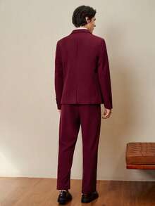 Manfinity Homme Bộ vest nam màu trơn, tay dài, cài khuy đơn, gồm áo khoác và quần tây, màu đỏ tía, bộ vest đỏ cho nam, áo blazer và quần tây nam, trang phục công sở màu đỏ cho nam, trang phục lịch sự. - Màu Đỏ Sâu - Xem 3