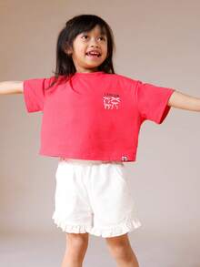 SUMWON Conjunto de verano informal de dos piezas para el Día de San Valentín con blusa corta estampada con lazo "L'Amour" y shorts blancos con volantes para niñas - Rojo - Ver 5