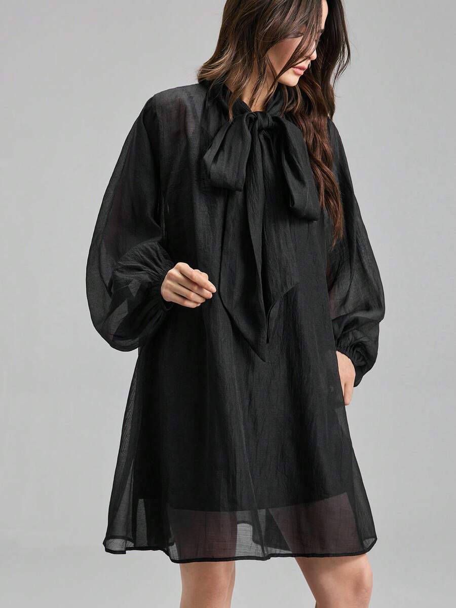 Ontre 2026春夏女装纯黑色宽松灯笼袖褶皱蝴蝶结领连衣裙，时尚休闲，适合独立日、都市时尚、通勤、度假派对、教师节、办公室、婚礼宾客、假日、约会等场合，百搭短款连衣裙 - 黑色 - 查看 1