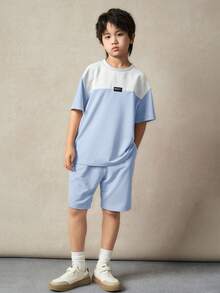 SHEIN Set de 2 piezas de camiseta de manga corta con cuello redondo y pantalones cortos de bloques de color casual para niño preadolescente, adecuado para ir y venir, la escuela, el uso diario casual, deportes, primavera/verano - Celeste - Ver 4