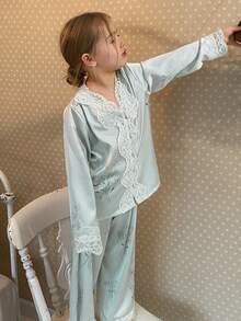 DAZY Bộ đồ ngủ cho bé gái gồm áo dài tay cài cúc và quần dài, phối ren tương phản. - màu xanh lá - Xem 6