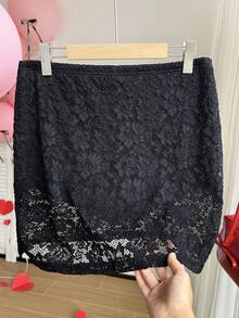 SHEIN EZwear تنورة لون سادة بخطوط الدانتيل قصيرة، جذابة وبسيطة، مناسبة للمواعيد والحفلات وعيد الحب، للربيع والصيف - الأسود - مشاهدة 4
