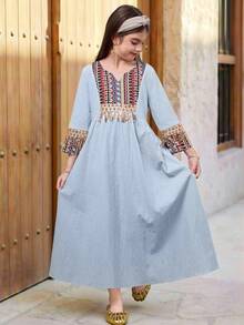 SHEIN فستان بأكمام 3/4 مزين بالشرائط المنسوجة والتطريز المنقط، مناسب للسفر والعطلات والأجواء الريفية والمنتجعات الكاجوال والبوهيمي، متناسق مع الأخت والأم-ابنة، باللون الأزرق - أزرق فاتح اللون - مشاهدة 8