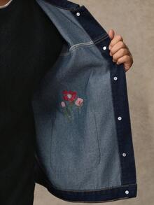 WESTFADE 花卉刺绣贴袋翻领纽扣前襟长袖宽松牛仔外套 - 深色水洗藍 - 查看 3
