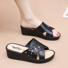 Sandalias de tacón bajo y suela gruesa para mujer; sandalias de verano para mujer de mediana edad; suela gruesa, antideslizantes y cómodas; tacón bajo, calados y suela plana - Negro - Ver 4