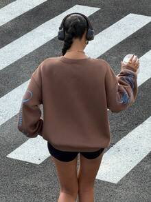 SHEIN EZwear Áo sweatshirt nữ dáng rộng, in chữ, vai rớt, túi kangaroo, cổ tròn, thời trang thường ngày, phong cách đường phố, thích hợp đi làm. - Cà phê nâu - Xem 2