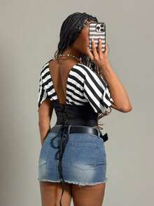 SHEIN Unity Áo thun ngắn tay kẻ sọc khoét eo gợi cảm dành cho nữ, thích hợp cho kỳ nghỉ xuân/hè. - Đen và trắng - Xem 2