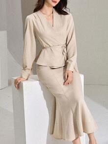 DAZY Bộ trang phục thường ngày dành cho nữ: Áo tay dài cổ chữ V màu trơn, thắt eo xoắn và chân váy đuôi cá. - Màu be - Xem 8