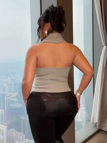 NU&NOW 女士简约优雅性感度假休闲奢华情人节日常高端设计卡其色无袖吊带针织背心，饰有飘逸的缎带和金属扣，露背修身剪裁，尺码齐全，适合单穿或叠穿，是约会、派对、春夏秋冬的理想之选。 - 卡其色 - 查看 2