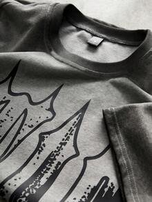 Manfinity Roghcode Camiseta masculina com estampa desgastada, estilo streetwear, ideal para festivais de música ao ar livre, passeios casuais, presente para namorado/marido, aniversário, camiseta masculina cinza claro com estampa, camiseta masculina com estampa cinza e preta, camiseta masculina com estampa e ombros caídos. - Cinza - Ver 3