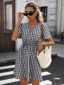 Pariaura 复古俏皮黑白格纹连衣裙 - V领短袖收腰春夏时尚迷你连衣裙 优雅修身黑白格纹连衣裙 - V领短袖收腰春夏百搭迷你连衣裙 甜美日常黑白格纹连衣裙 - V领短袖收腰春夏复古迷你连衣裙 - 黑色 - 查看 4