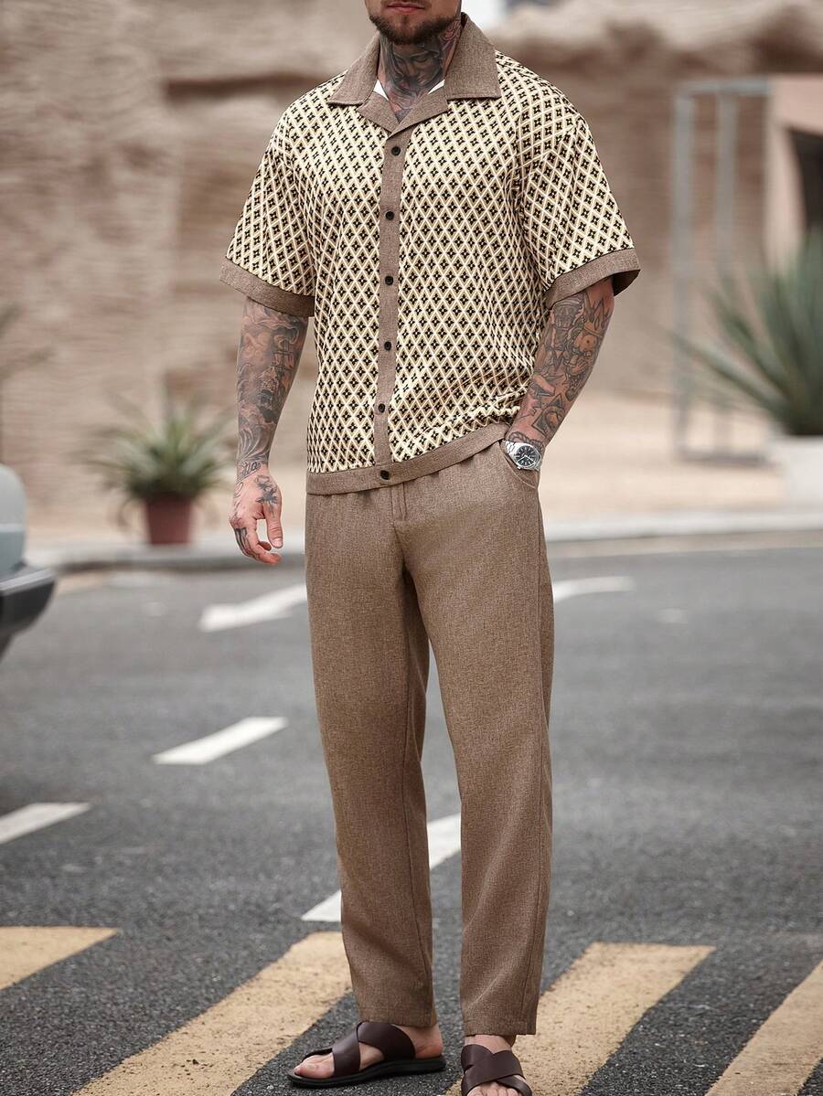 Manfinity Homme Bộ vest nam gồm áo sơ mi ngắn tay cài cúc họa tiết hình thoi và quần dài màu trơn có túi xéo, kiểu dáng thường ngày. - Màu Khaki - Xem 1