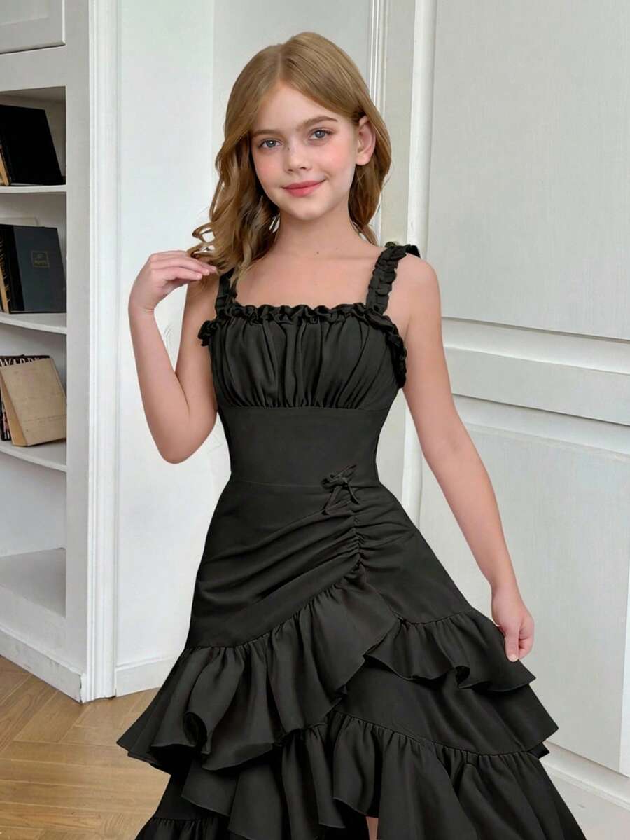 SHEIN Serisse Kids 少女杏色胸部褶皱多层不对称吊带腰身优雅连衣裙,法式仙女裙,春季郊游,情人节,生日派对,圣诞派对,情人节,女孩优雅黑色连衣裙,少女短款吊带优雅连衣裙,少女荷叶边连衣裙 - 黑色 - 查看 1