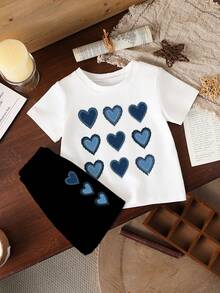 两件套女婴可爱爱心印花套装，包括短袖T恤和短裤，适合派对、聚会、春夏休闲穿着，舒适时尚，街头风，户外活动、上学、度假、送礼皆宜。 - 黑與白 - 查看 3