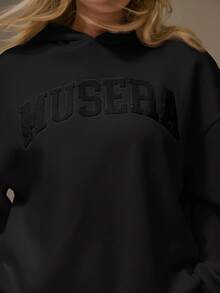 MUSERA Sudadera con capucha con gráfico bordado de eslogan, talla grande, otoño, linda, acogedora, festiva, vacaciones, laca de cereza, primavera, casual - Negro - Ver 2