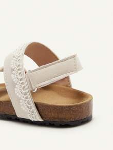 Cozy Pixies 一双四季皆宜、趣味可爱、田园公主风时尚百搭的草莓米色蕾丝平底女童凉鞋 - 白色 - 查看 6