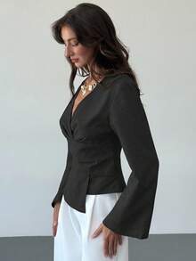 Aloruh 新款时尚通勤风腰部褶皱不对称下摆长喇叭袖V领套头衫 - 深灰色 - 查看 4