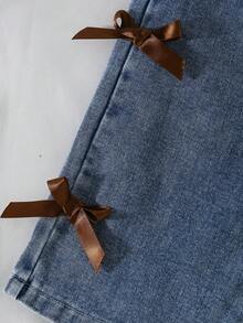 Bộ áo thun cho bé gái, áo thun cổ tròn với cổ áo và tay áo phối màu tương phản, in hình nơ trước và sau, phối cùng quần jeans thường ngày, quần jeans có đinh tán và nơ bên hông, kiểu dáng đơn giản và thời trang, họa tiết nơ tạo điểm nhấn thanh lịch, thích hợp cho các buổi đi chơi, bộ 2 món. - trắng - Xem 7