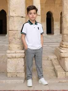 SHEIN 男婴休闲百搭都市学院风短袖POLO衫+弹力腰格子裤套装（2件套），适合通勤、上学、休闲外出、运动、春夏、情人节、约会、新年、旅行、度假、家庭聚会、返校、婚礼、正式场合、健身等场合。