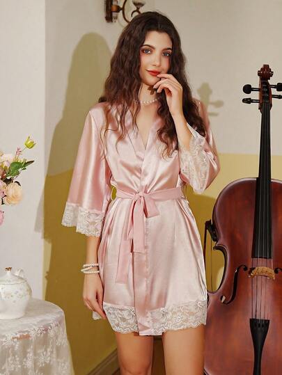 Robe de chambre élégante avec ceinture, garnie de dentelle patchwork
