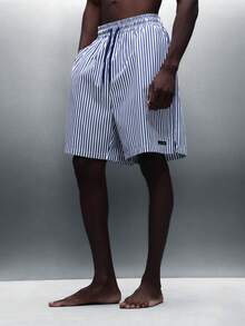 PLAYBOY X SUMWON Quần short mặc nhà dáng rộng, kẻ sọc dọc, cạp chun, xẻ tà hai bên, thích hợp cho mùa hè mặc thường ngày. - Xanh và trắng - Xem 2