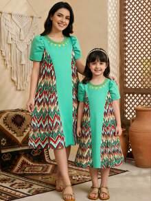 SHEIN Vestido redondo de cuello con cinta dorada, estampado de estrella dorada y media luna, con rayas geométricas de colores, con un toque alegre y retro, adecuado para ocasiones diarias u ocasiones festivas, en estilo de Oriente Medio en color verde para niñas - Verde - Ver 1