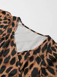 Rometta 大码女装夏季新款时尚休闲复古豹纹拼接V领交叉系带荷叶袖中长连衣裙，适合休闲、通勤、购物等场合。 - 彩色 - 查看 6