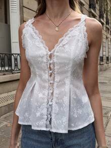 SHEIN PariChic 法式复古吊带背心，女士夏季V领无袖纽扣上衣，修身剪裁，饰以精致的刺绣细节和花卉蕾丝拼接：轻盈透气，适合叠穿或单穿。 - 白色 - 查看 3