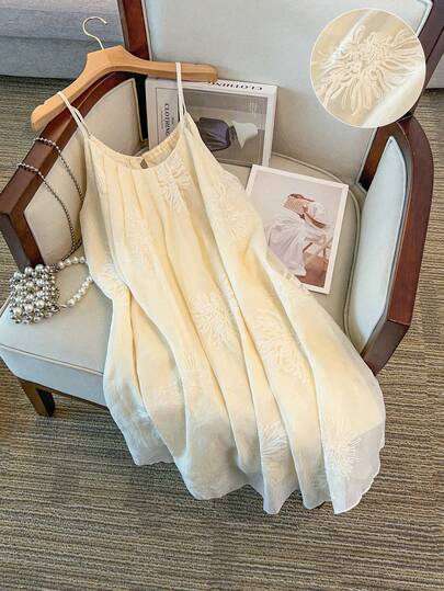 GlowEve CURVE 大码宽松圆领吊带连衣裙，饰有精致的3D刺绣花卉图案