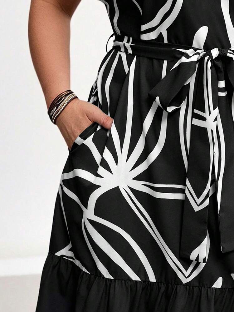 Vestido de manga corta con cuello en pico, cinturón y estampado todo sobre talla grande