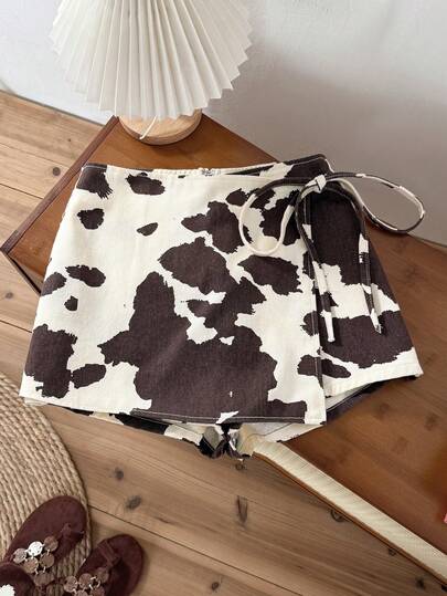 Comfortcana Váy quần jean nữ cỡ lớn in họa tiết bò sữa, thắt eo bên hông.