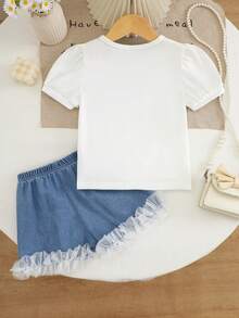 SHEIN 这款女童春夏休闲时尚新款T恤套装，正面饰有精致的白色珍珠和蓝色刺绣蝴蝶结，白色圆领短袖针织T恤搭配蓝色牛仔短裤，裤脚饰有白色欧根纱荷叶边，两件套设计，可爱舒适，休闲甜美，适合日常、上学、外出、度假、派对等场合。春夏女童可爱套装，蝴蝶结套装，小女孩牛仔套装，儿童牛仔裙套装，少女服装套装，儿童牛仔裙套装，蝴蝶结套装 - 藍白色 - 查看 2