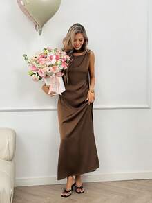 SHEIN LUNE 女士无袖吊带缎面连衣裙，适合时尚约会之夜、都市风尚、商务通勤、婚礼伴娘、闺蜜下午茶、性感度假等多种场合。 - 深棕色 - 查看 5