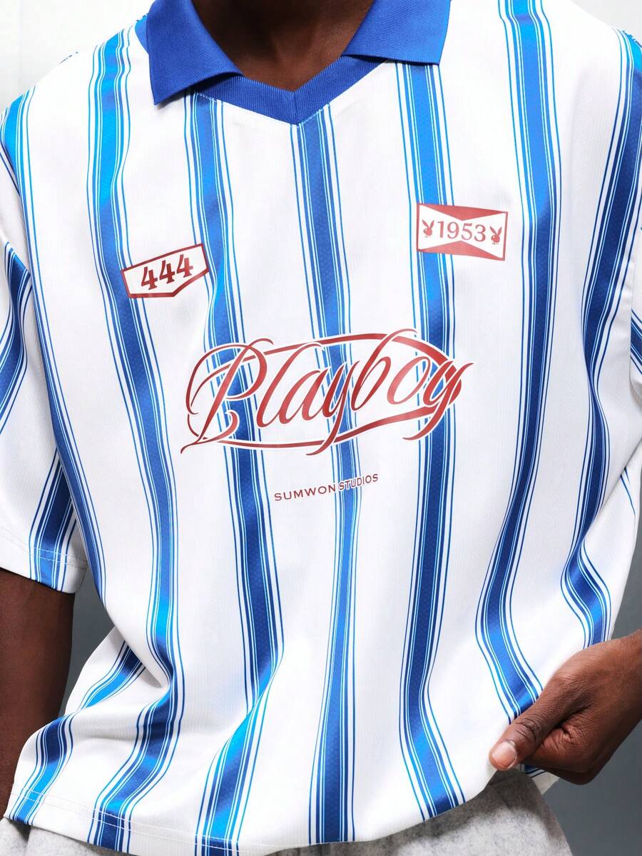 PLAYBOY X SUMWON 男士竖条纹短袖翻领T恤，宽松版型，足球风格，红色文字印花，号码贴片 - 藍白色 - 查看 1