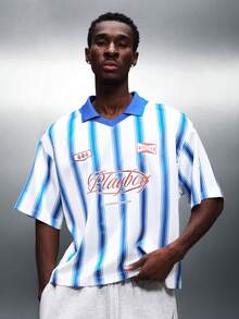 PLAYBOY X SUMWON 男士竖条纹短袖翻领T恤，宽松版型，足球风格，红色文字印花，号码贴片 - 藍白色 - 查看 2