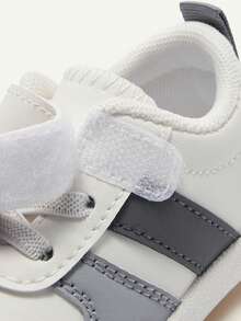 Cozy Pixies 1双男婴灰白经典简约运动鞋，圆头设计，舒适轻便，休闲百搭，适合学生玩耍、运动、跑步、幼儿园穿着，四季皆宜。 - 淺灰色 - 查看 6