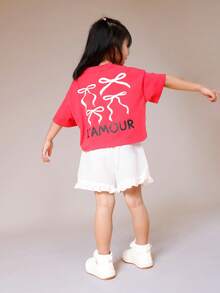 SUMWON Conjunto de verano informal de dos piezas para el Día de San Valentín con blusa corta estampada con lazo "L'Amour" y shorts blancos con volantes para niñas - Rojo - Ver 1