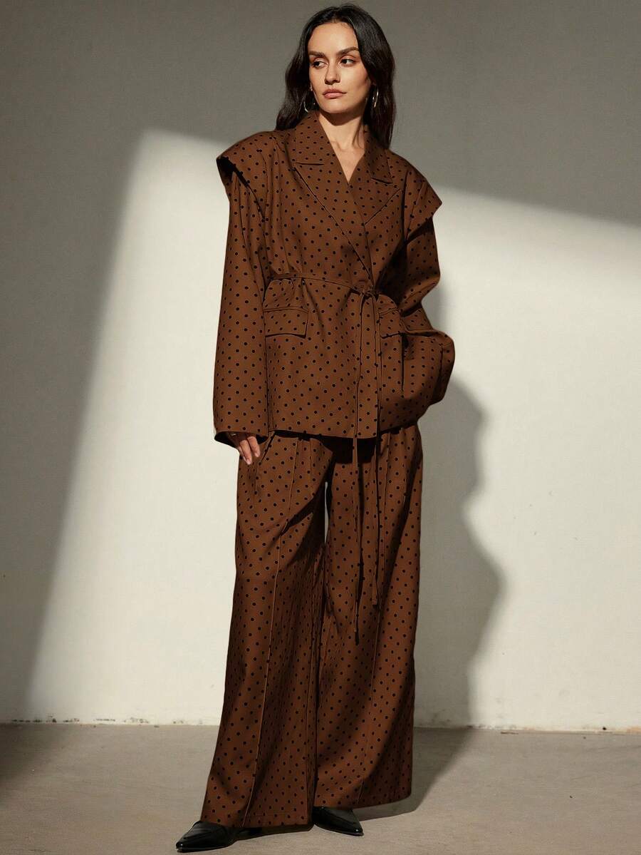 Aveloria Modichic 女士波点个性化长袖宽肩宽松翻领腰带直筒裤套装，初秋 - 咖啡棕 - 查看 1