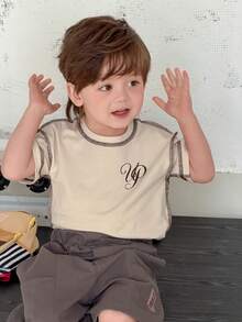 DAZY Camiseta de manga corta con cuello redondo, costuras de contraste y estampado de letras para niños pequeños, verano - Caqui - Ver 2