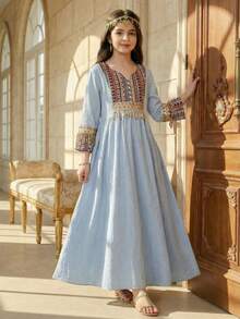 SHEIN فستان بأكمام 3/4 مزين بالشرائط المنسوجة والتطريز المنقط، مناسب للسفر والعطلات والأجواء الريفية والمنتجعات الكاجوال والبوهيمي، متناسق مع الأخت والأم-ابنة، باللون الأزرق - أزرق فاتح اللون - مشاهدة 4