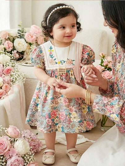 SHEIN Pink Elegant Dress For Baby Girls, Featuring An All-Over Floral Print And Embroidered Collar. This Casual Short-Sleeved Arabian Dress Is Perfect For Spring And Summer, Ideal For Vacations. A Top Choice For Islamic Gifts And Arabian Presents. This Elegant Short-Sleeved Floral Dress Is Perfect For A Relaxing Vacation, And Can Also Be Worn As A Children's Prayer Robe. Comfortable And Casual Wear.
